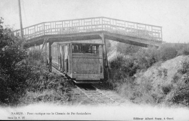 NAMUR PONT RUSTIQUE SUR LE CHEMIN FUNICULAIRE.jpg